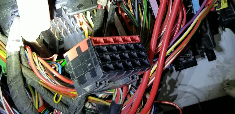 Porsche 944 Turbo Broken Fuse Panel Connector caused DME Pump Failure