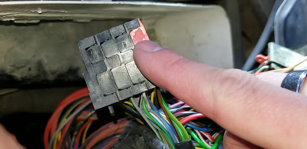 Porsche 944 Turbo Broken tab on Fuse Panel Connector caused DME Pump Failure